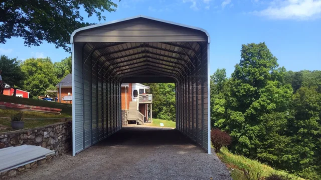 Cubierta para vehículos recreativos de 18' de ancho x 51' de largo con patas de 14', 2 frontones certificados y ambos lados cerrados.