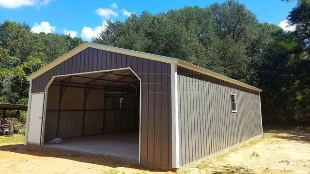 garaje a medida con puerta lateral moldura blanca