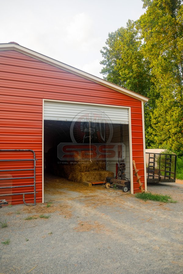 Granero Edificio rojo con una puerta de garaje