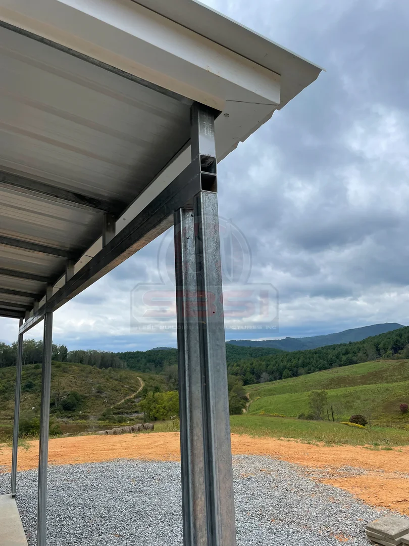 detalle en patio de edificio metálico